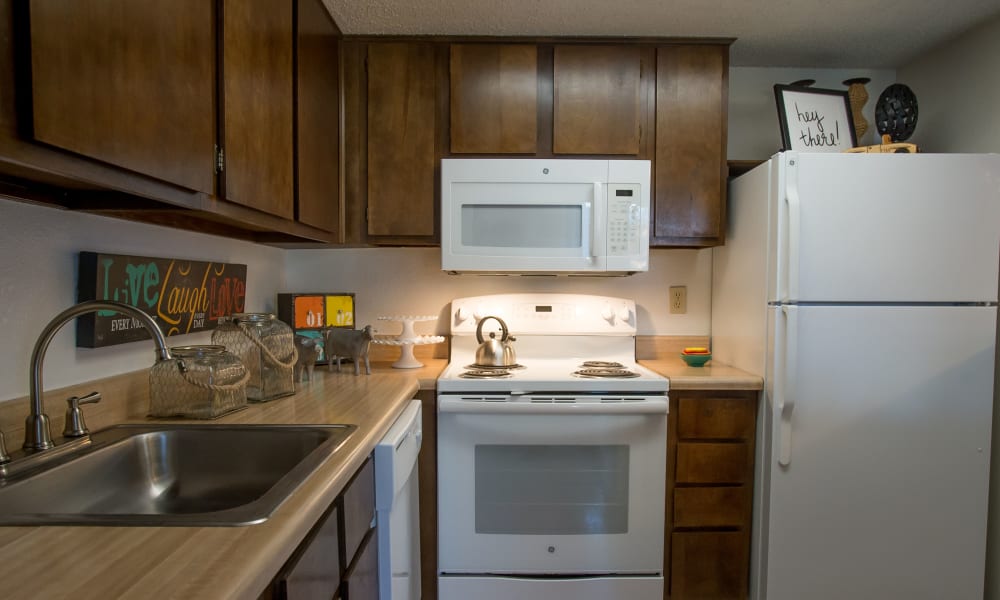 Spacious kitchen with granite countertops and light cabinetry at Hunter's Ridge in Oklahoma City, Oklahoma