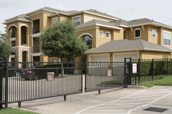 Apartment building and gate at The Villas at River Park West in Richmond