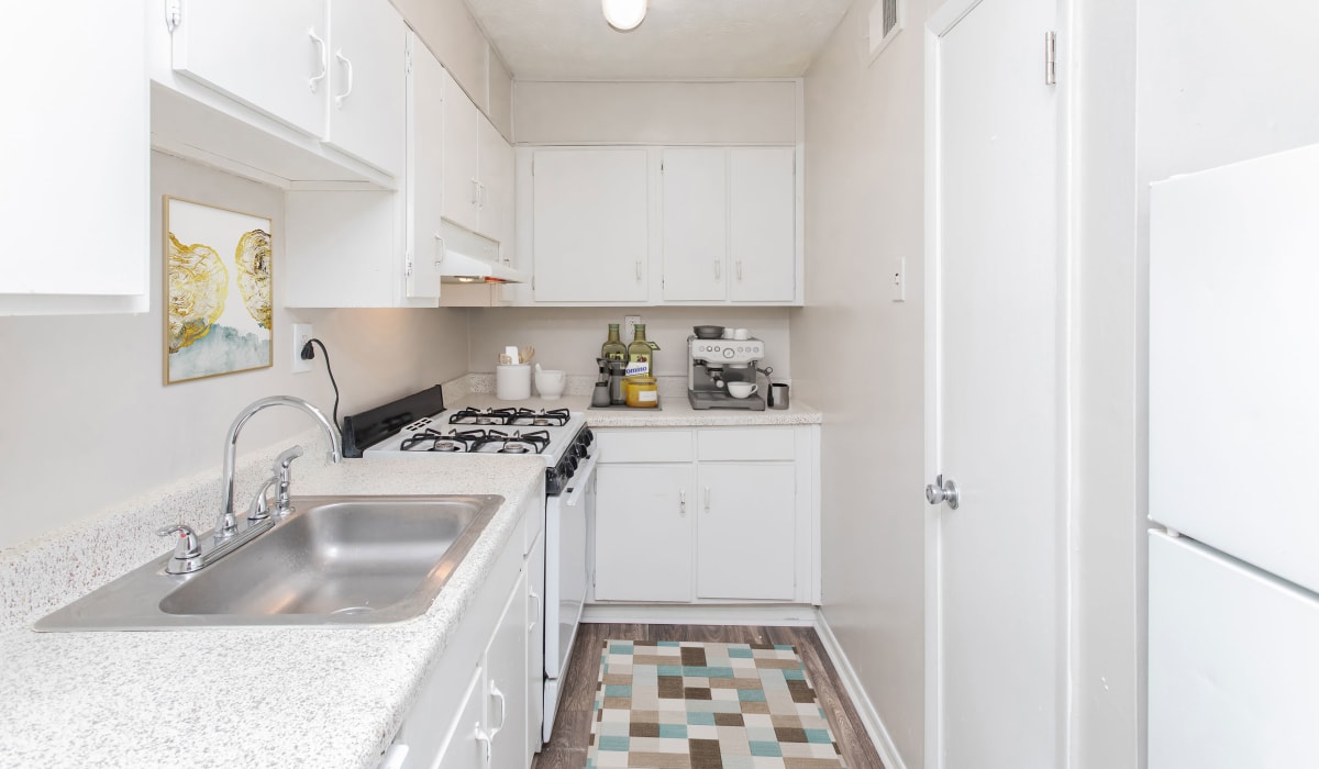 A kitchen in a home at Commons at Briarwood Park in Brookhaven, Georgia