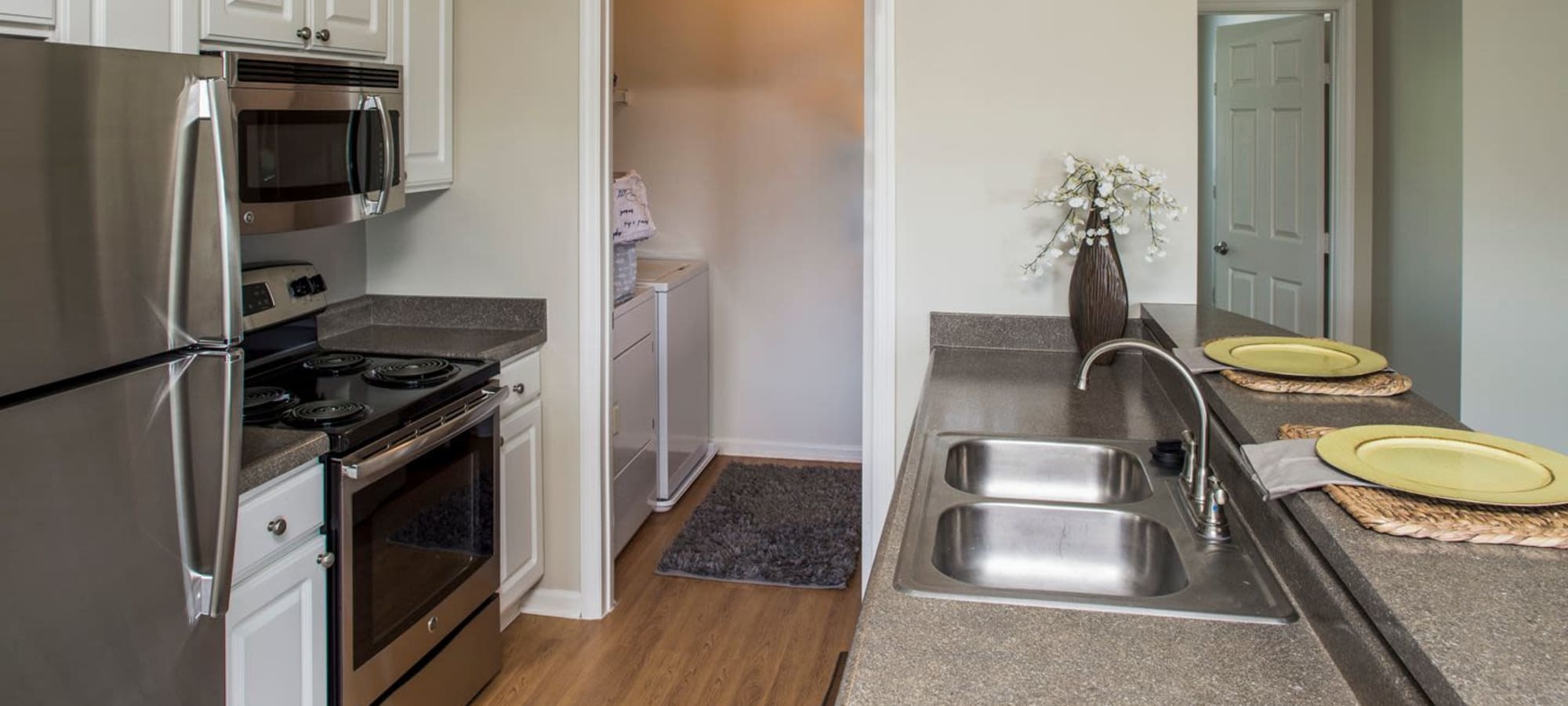 Apartments at Christopher Wren Apartments & Townhomes in Wexford, Pennsylvania