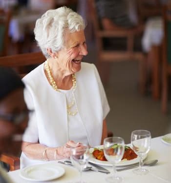 Residents enjoying dinner at The Retreat at Lady's Island in Beaufort, SC