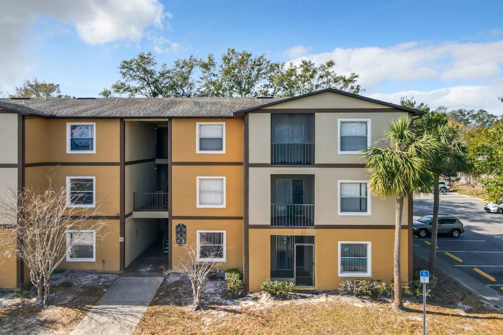 Exterior view of apartments at Huntington Reserve in Sanford, Florida
