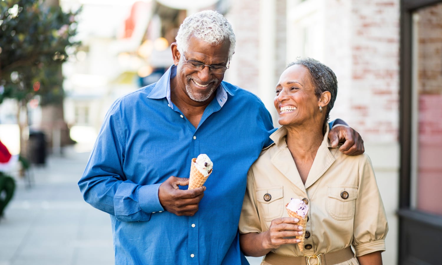 Couple walking with ice cream near Ashley Pointe in Lake Stevens, Washington