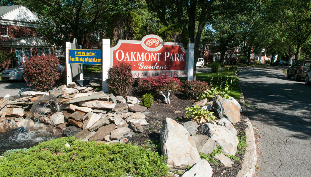 Monument sign at Oakmont Park Apartments in Scranton, Pennsylvania