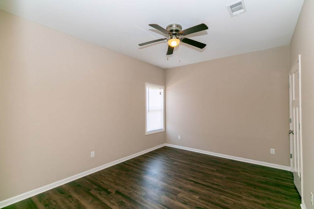Spacious room with ceiling fan at Patriots Place in Valdosta, Georgia  