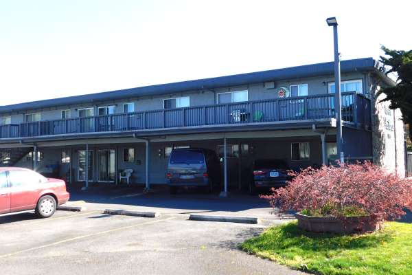 Exterior building at The Royals in Springfield, Oregon