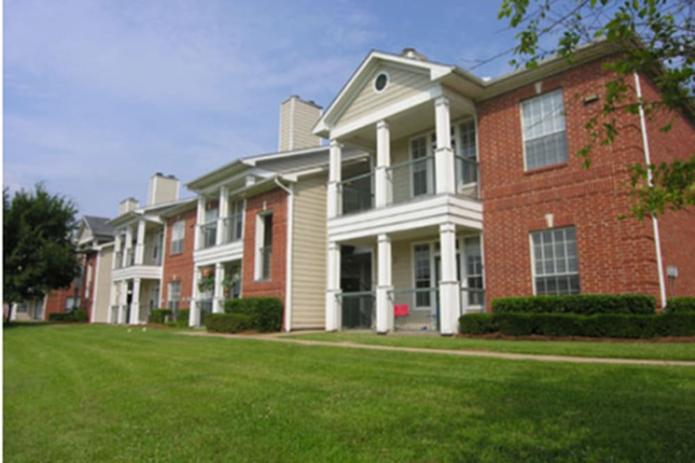 Exterior of homes at Champion Lake Apartment Homes in Shreveport, Louisiana