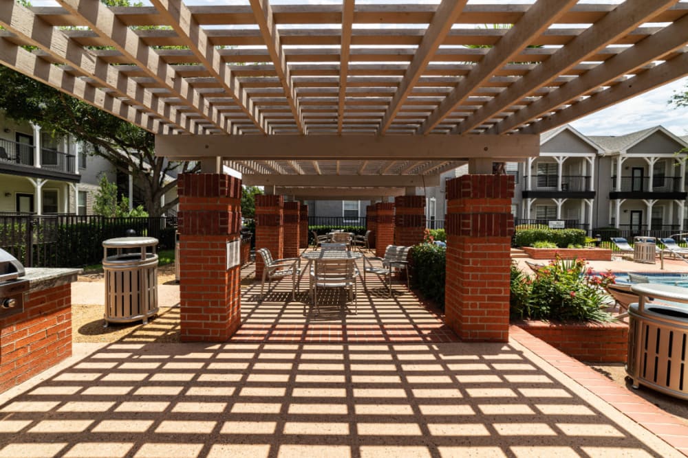 Outdoor BBQ and dining area at Marquis at Lantana in Flower Mound, Texas