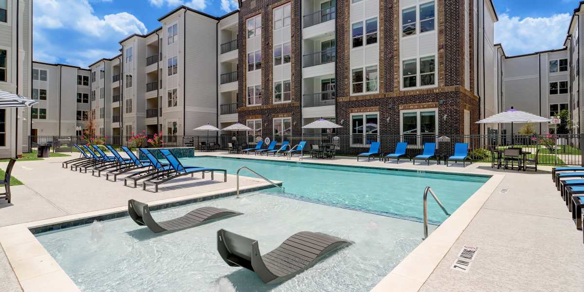 Apartment exterior with pool at Dakota at Shepherd in Houston, Texas