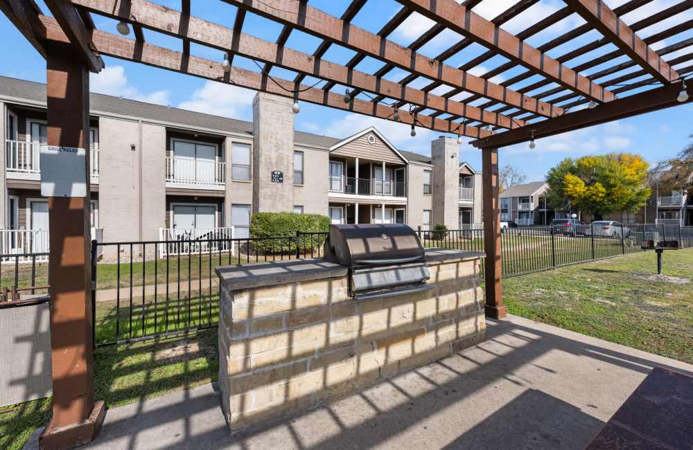 Grilling area at Derby Park Apartments in Round Rock, Texas