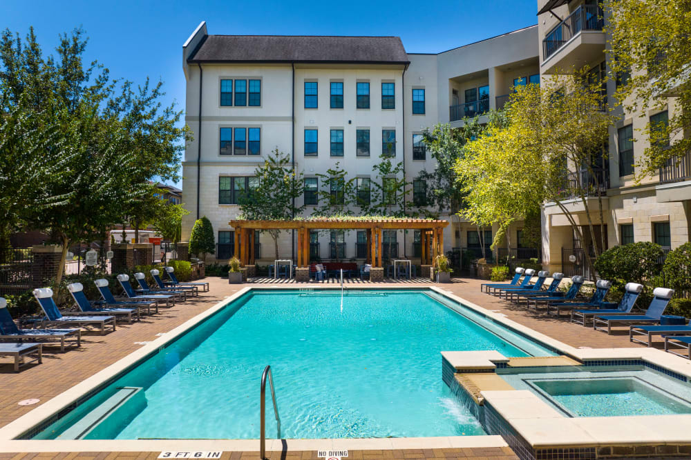 Luxurious swimming pool at Olympus at Memorial in Houston, Texas