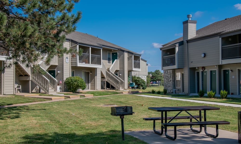 Outside lawn with picnic bench and grill at Aspen Park Apartments in Wichita, Kansas