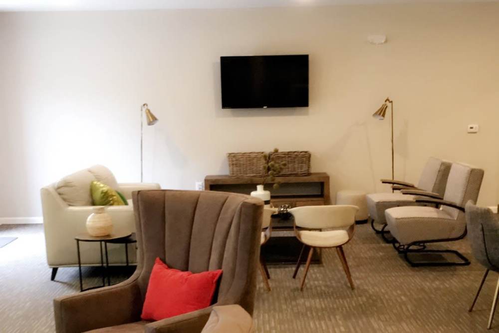 Lobby area with TV North Avenue Gateway II in Baltimore, Maryland