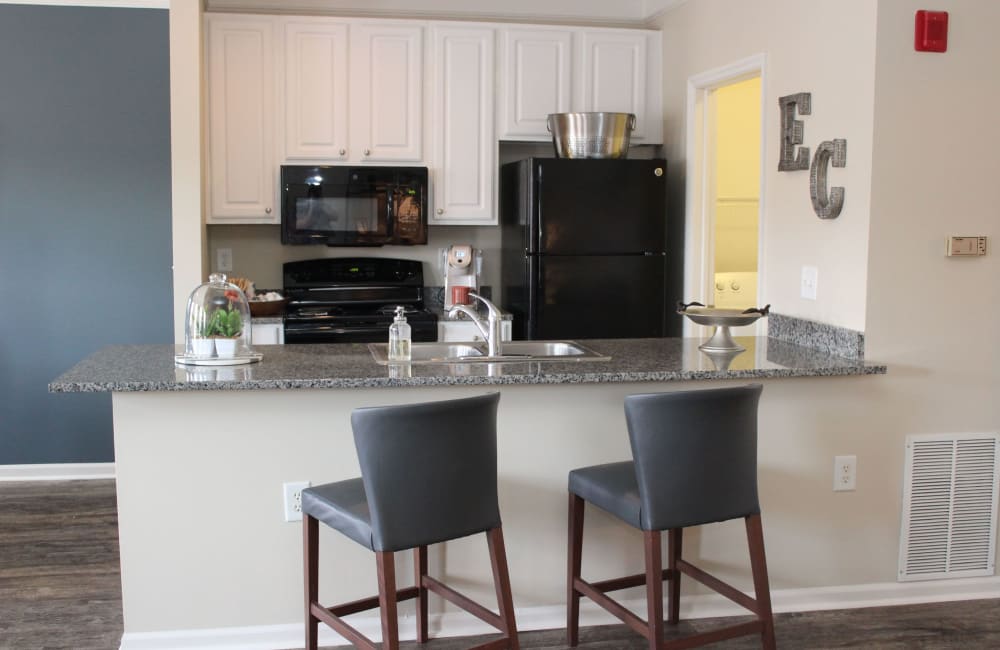 Fully equipped kitchen with a breakfast bar at Easton Commons Apartments & Townhomes in Columbus, Ohio