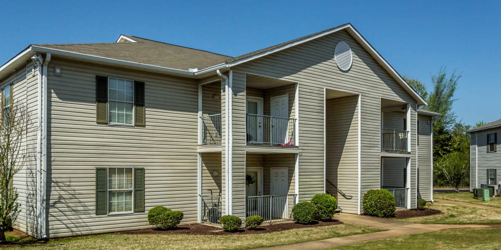 Exterior of apartments at Park Ridge Apartments in Jackson, Tennessee