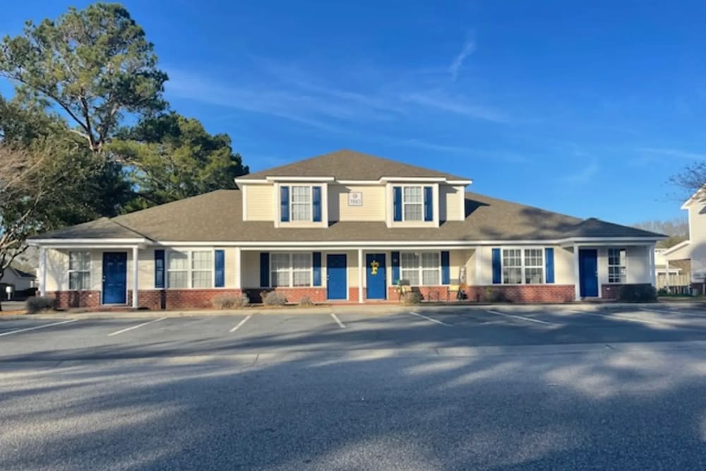 Charming community at Avalon II Apartments in Charleston, South Carolina