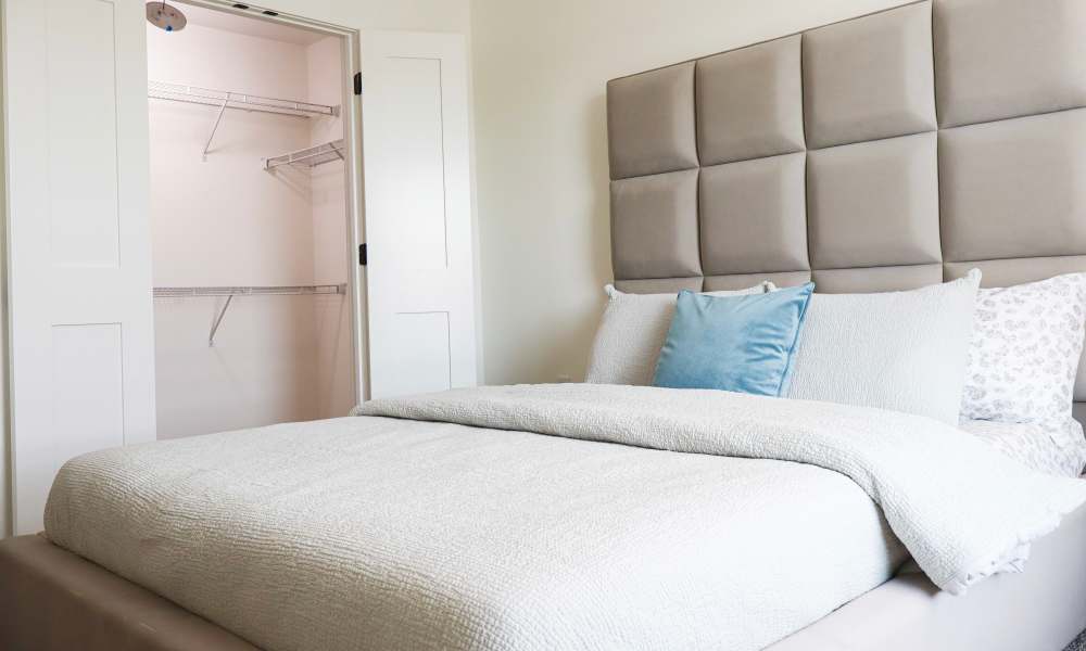 Modern bedroom at Villas at Stonebridge in Owasso, Oklahoma