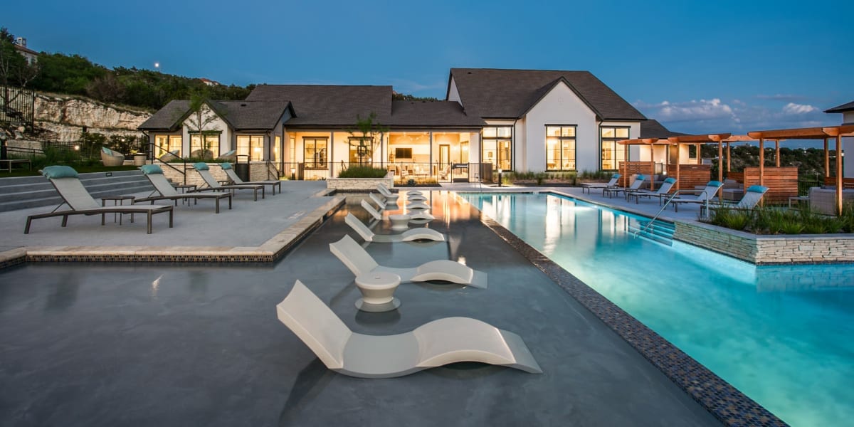 Luxurious pool at Oro Stone Oak in San Antonio, Texas