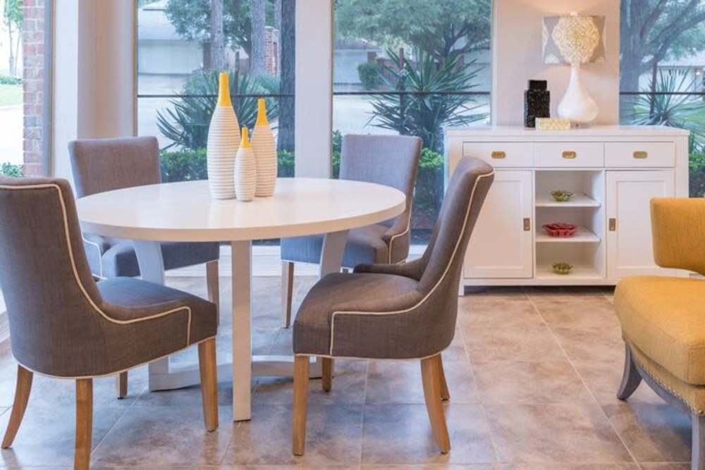 Common seating area at The Pines of Palos Verdes in Mesquite, Texas