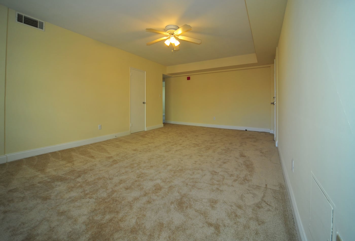 Large carpeted living room at Montgomery Arms Apartments