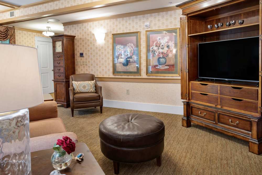 Spacious living room with couche at Glenncrest at Buckhead in Atlanta, Georgia