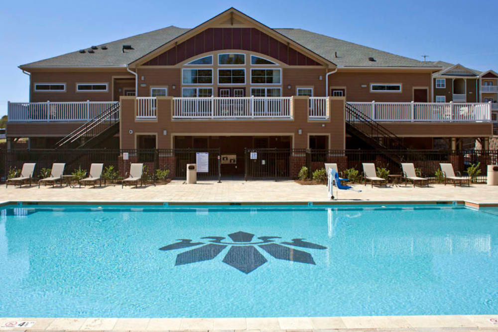 Sparkling pool and clubhouse at Latitude at Mallard Creek in Charlotte, North Carolina