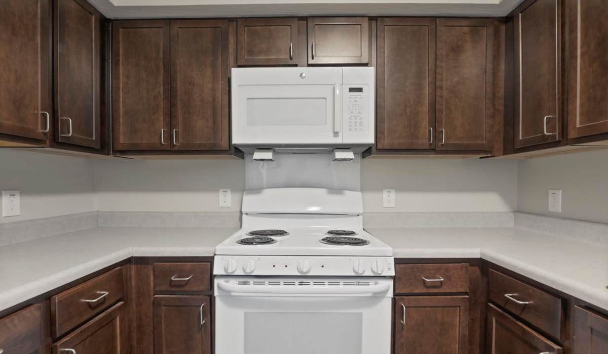 Kitchen with a microwave at Wheatland Crossing II in Columbus, Ohio