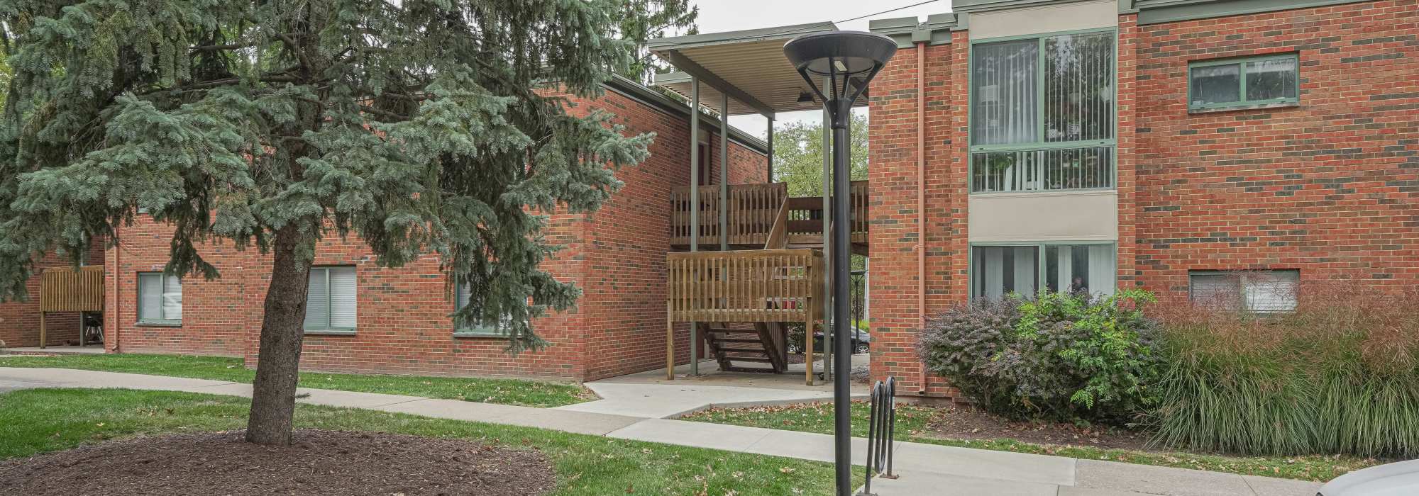 Neighborhood at Courtyard Apartments in Columbia, Missouri 