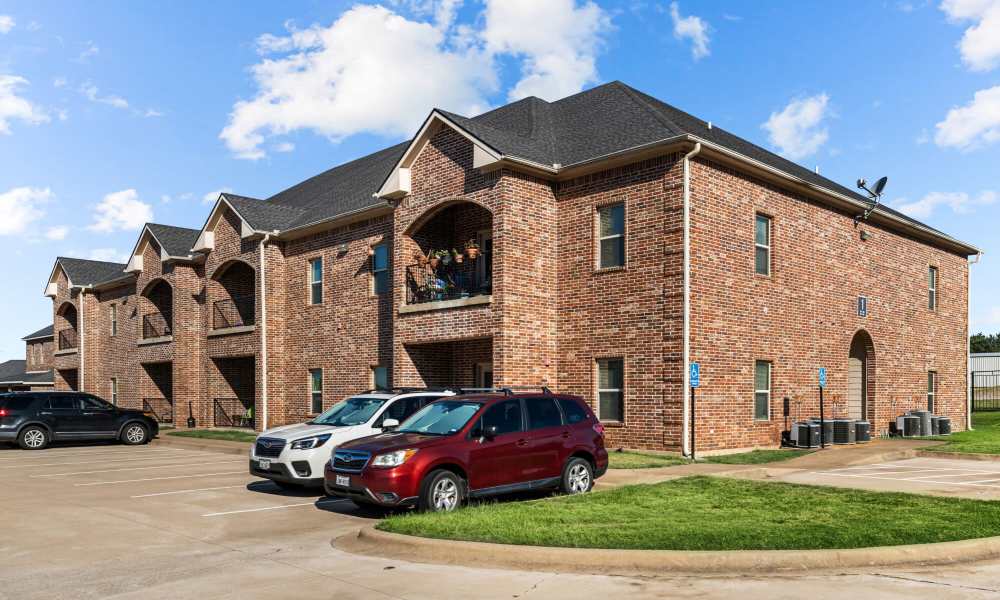 Apartment with car parking at The Arbors of Mineola in Mineola. TX