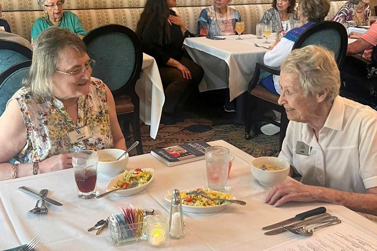 Residents dining at Watermere at Woodland Lakes in Conroe, Texas.