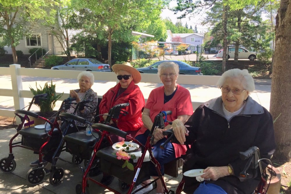 Residents relaxing in the shade at Woodside Senior Living in Springfield, Oregon