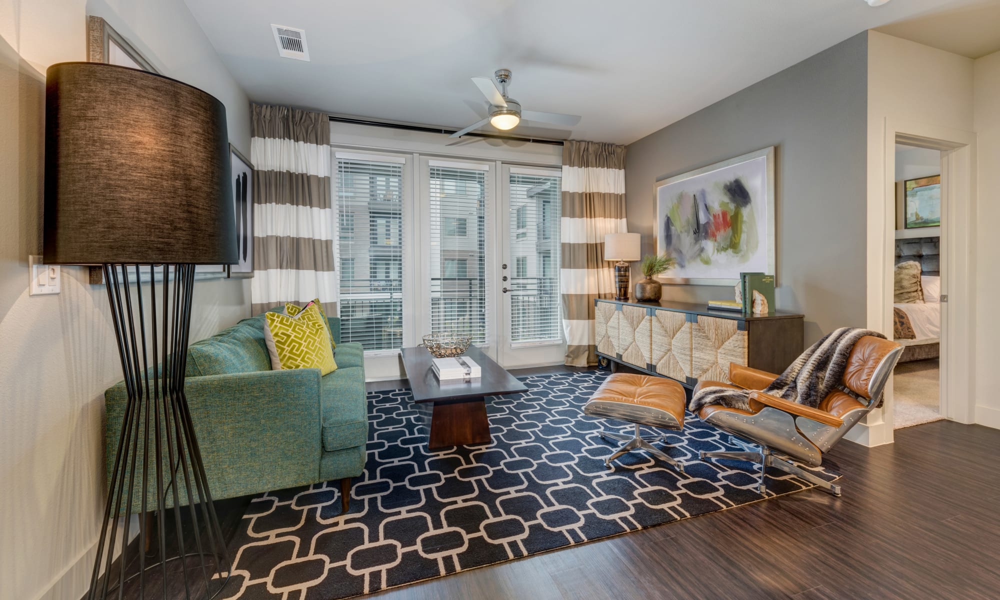 Living room at Berkshire Auburn in Dallas, TX