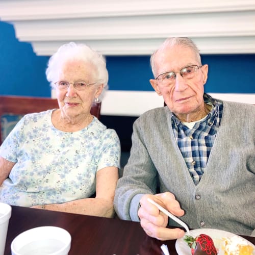 Residents at Madison House senior living facility enjoying cake in Norfolk, Nebraska