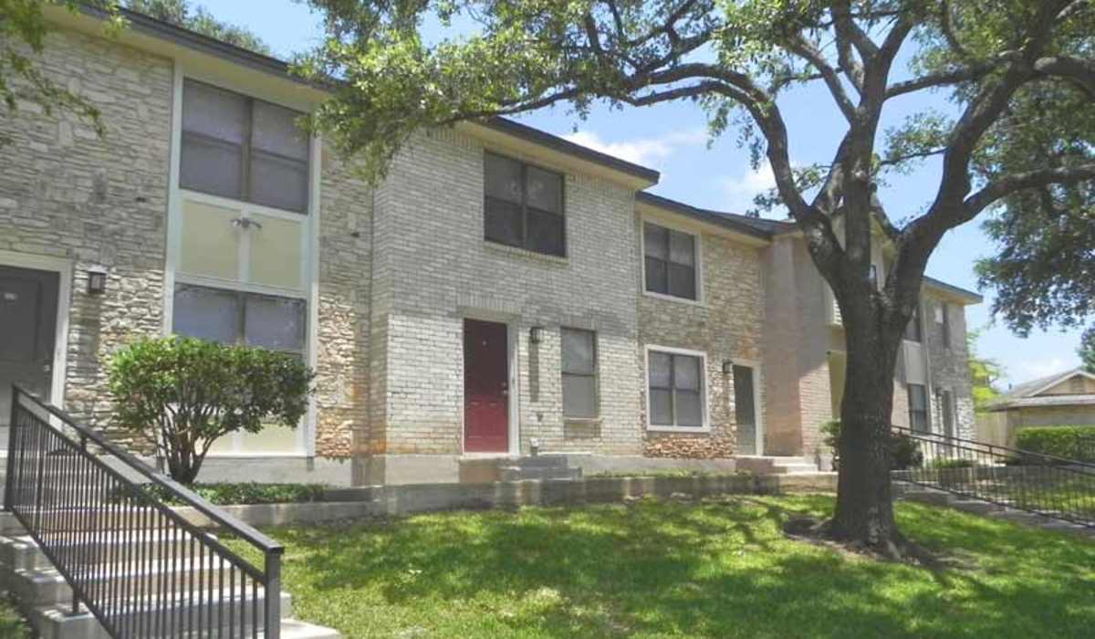 Exterior view of the apartment building at Highcrest in San Marcos, TX