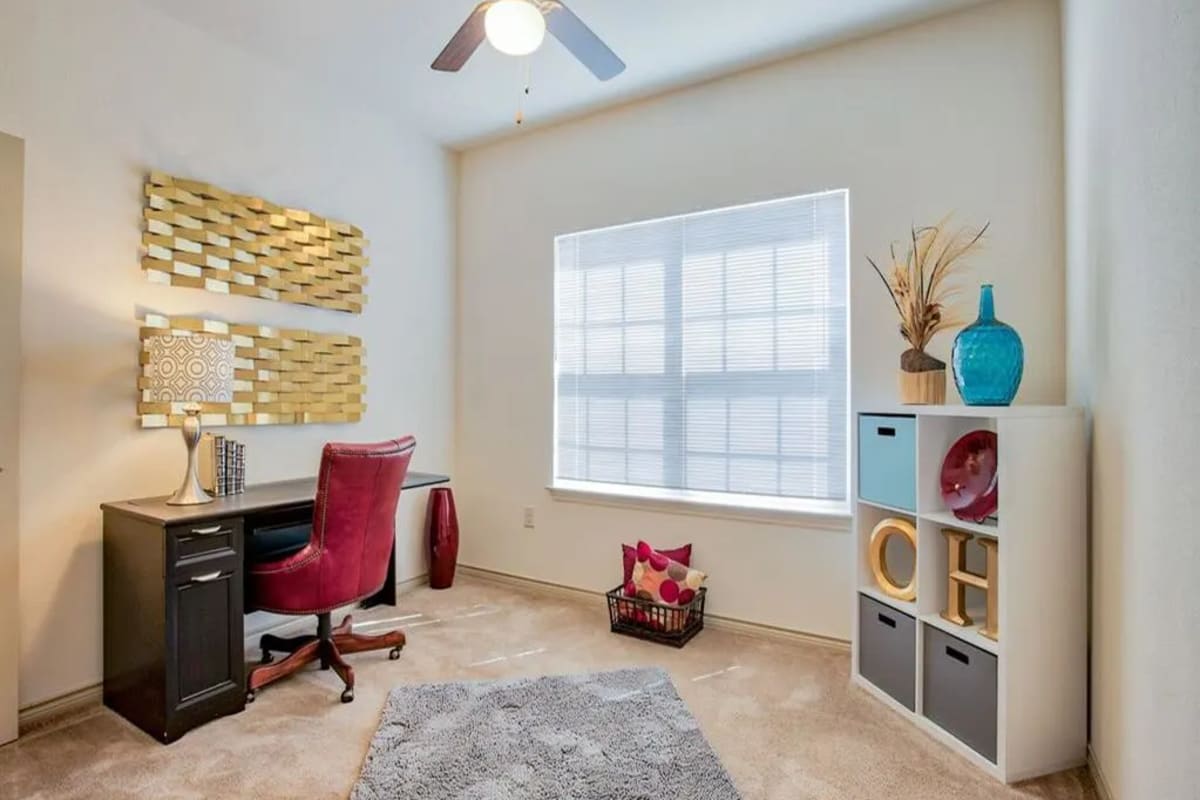 Room with desk in an apartment at Oak Hollow, Seguin, Texas