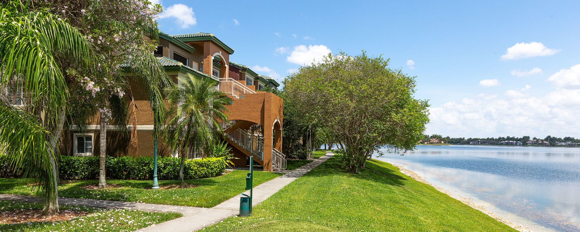 Neighborhood of Club Lake Pointe Apartments in Coral Springs, Florida