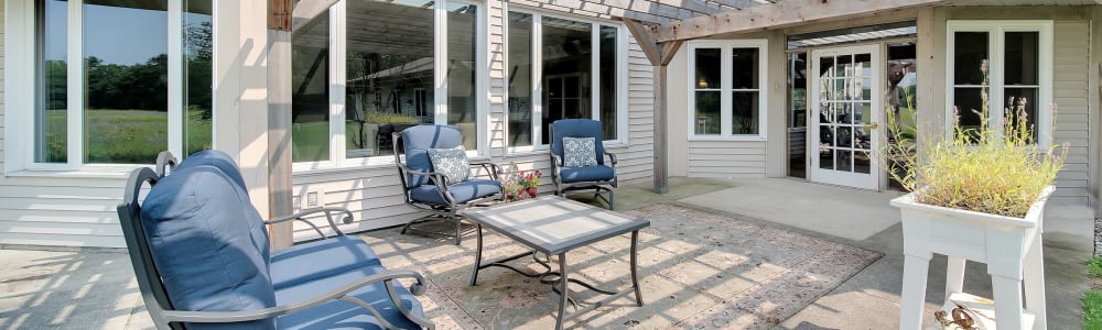 Outdoor courtyard at Wellington Place at Rib Mountain in Wausau, Wisconsin