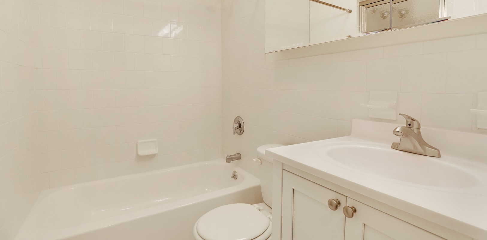 Clean bathroom at Hamilton Court in Morristown, New Jersey