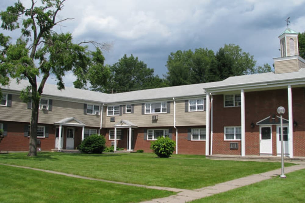 exterior at Deerfield Windsor Apartments in Windsor, Connecticut