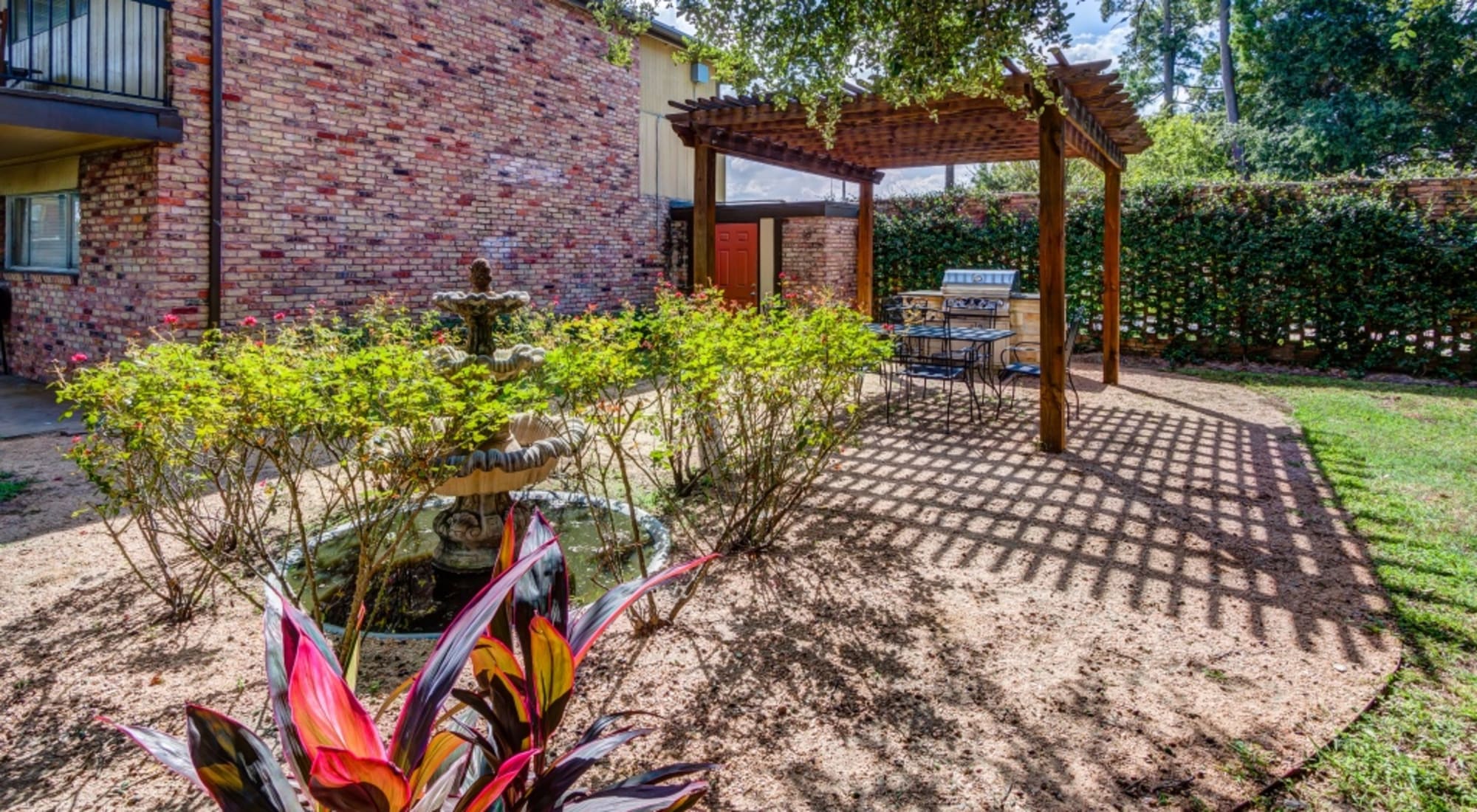 Courtyard with pergola at The Shavelson in Houston, Texas