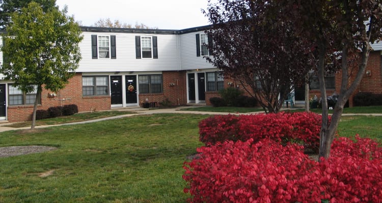 The green grass at Riverview Townhomes