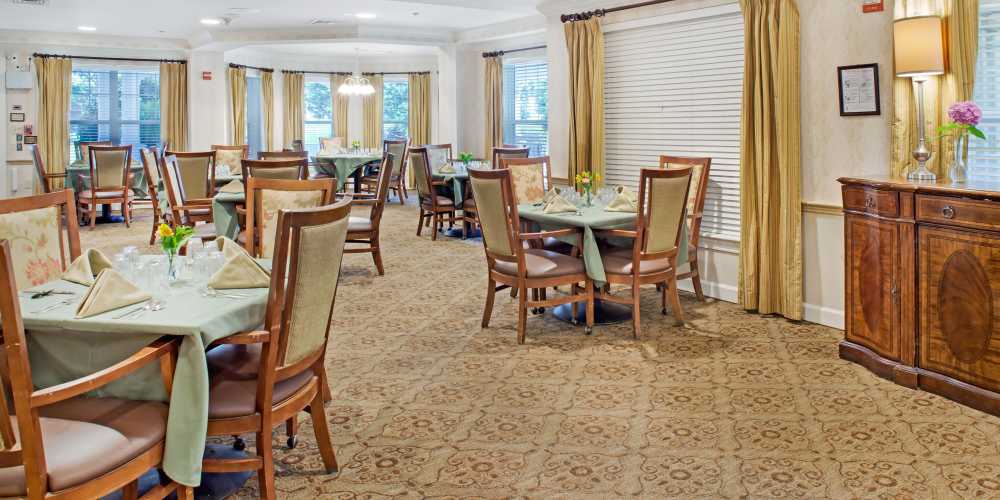 Dining area with carpet flooring at Glenncrest at Decatur in Decatur, Georgia