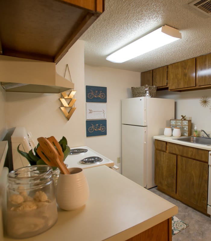Kitchen with granite countertops at Cimarron Pointe Apartments in Oklahoma City, Oklahoma