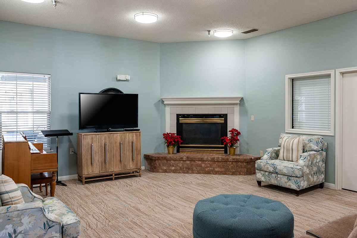 Community den, media room and seating area at Cimarron Place in Midland, Texas