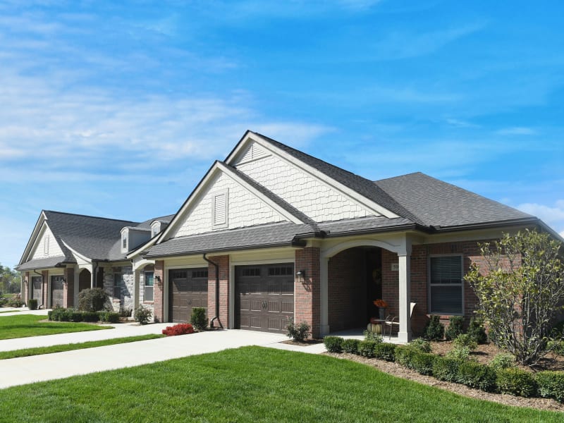 Ranch homes exterior with a large lawn and front garden at Blossom Ridge in Oakland Charter Township, Michigan