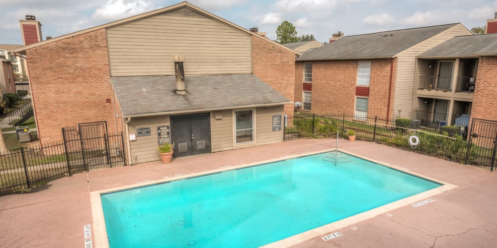 Rock Creek offers a swimming pool in Houston, Texas