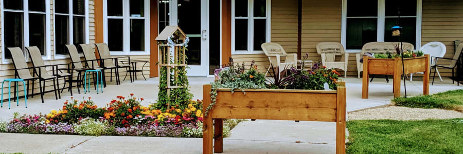 Outdoor patio at Wellington Place at Hartford in Hartford, Wisconsin