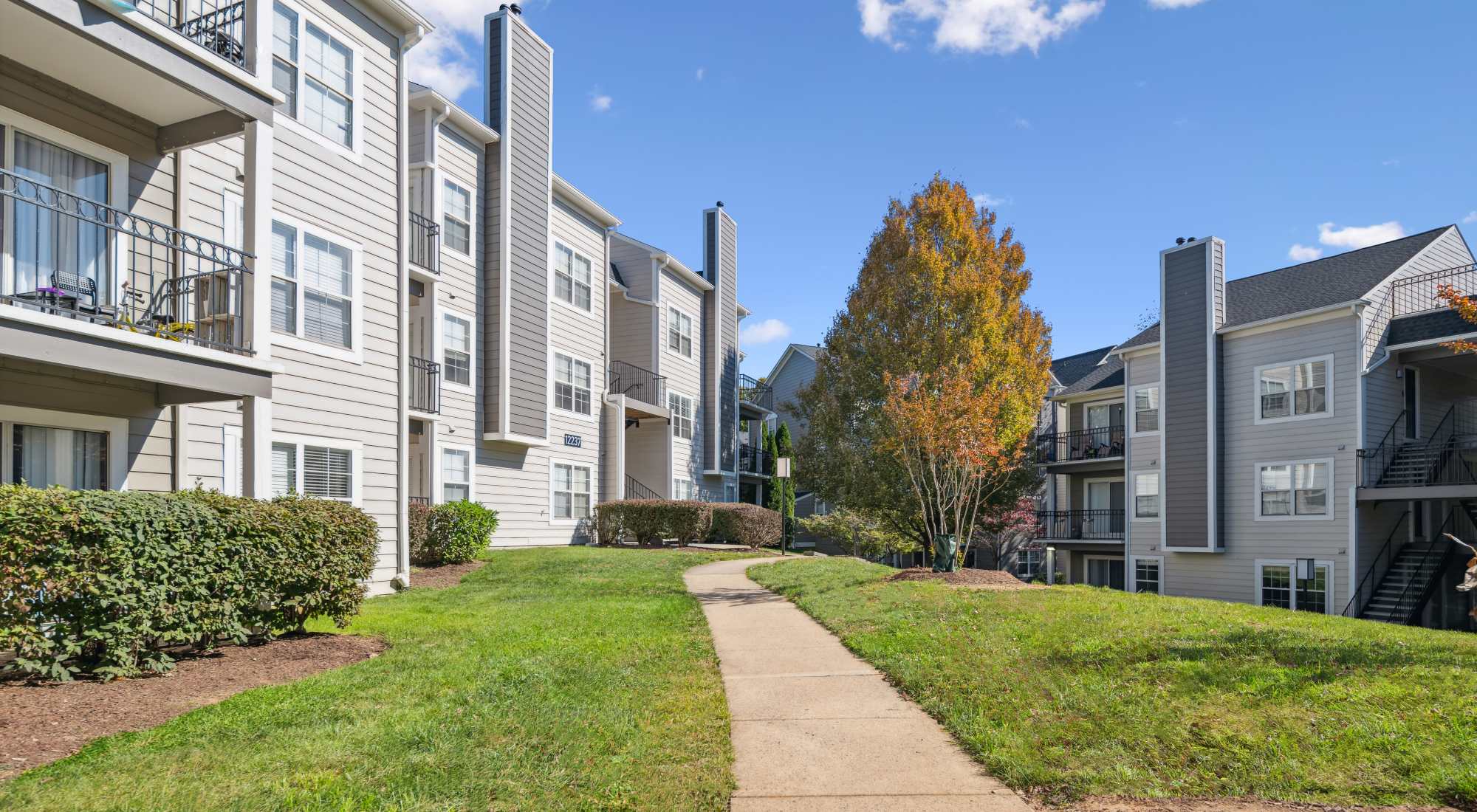 Apartments at Knoll at Fair Oaks in Fairfax, Virginia