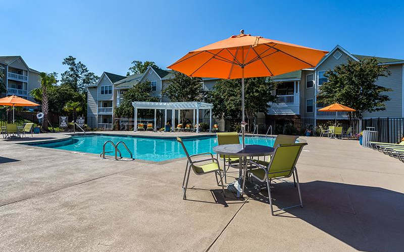 Poolside seating at Acasă Willowbrook Apartments in Simpsonville, South Carolina