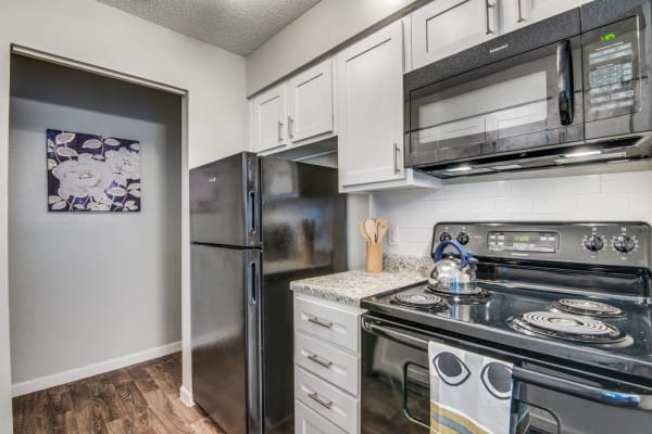 Modern and bright fully equipped kitchen at The Maxwell in San Antonio, Texas